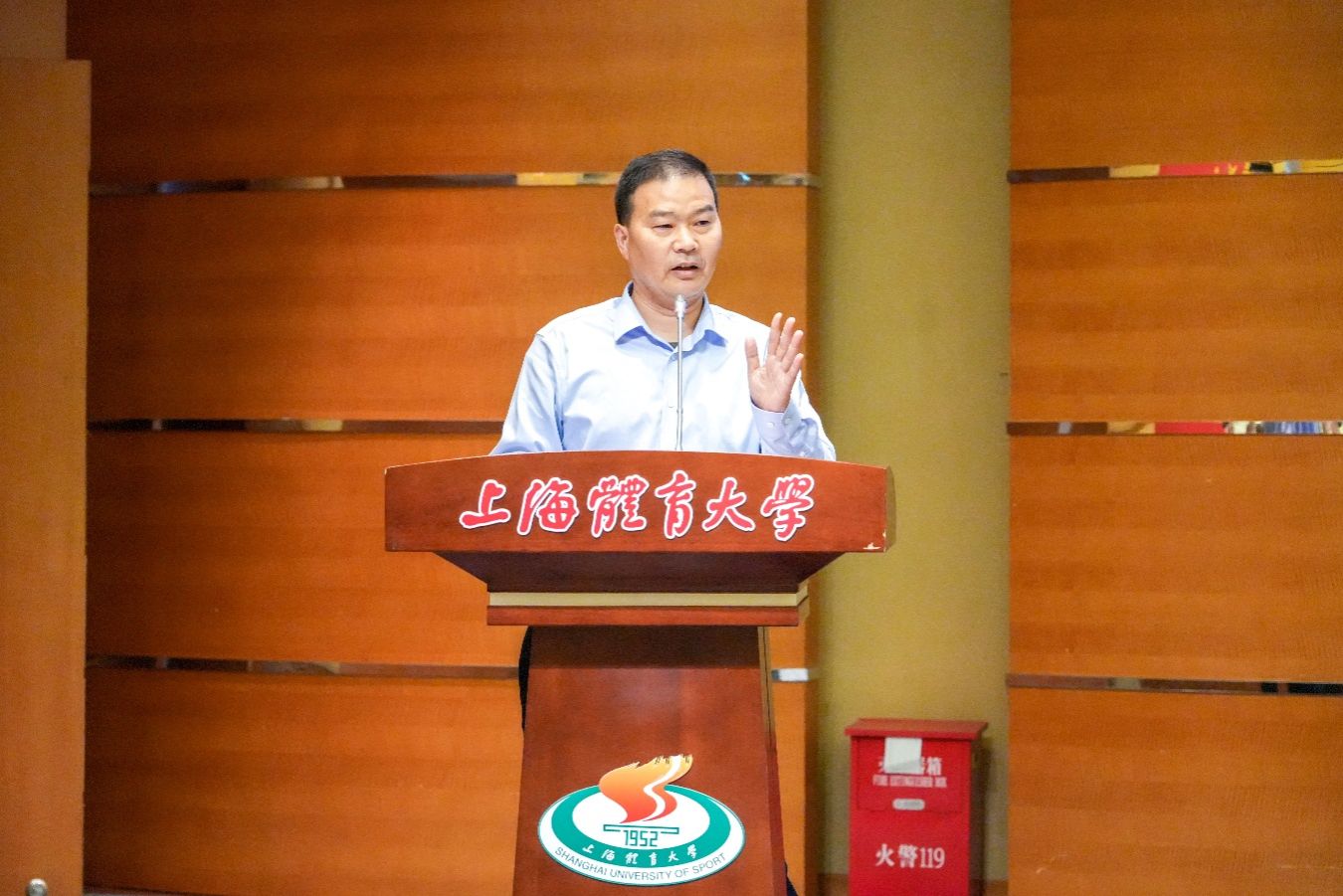 人的照片上写着字中度可信度描述已自动生成