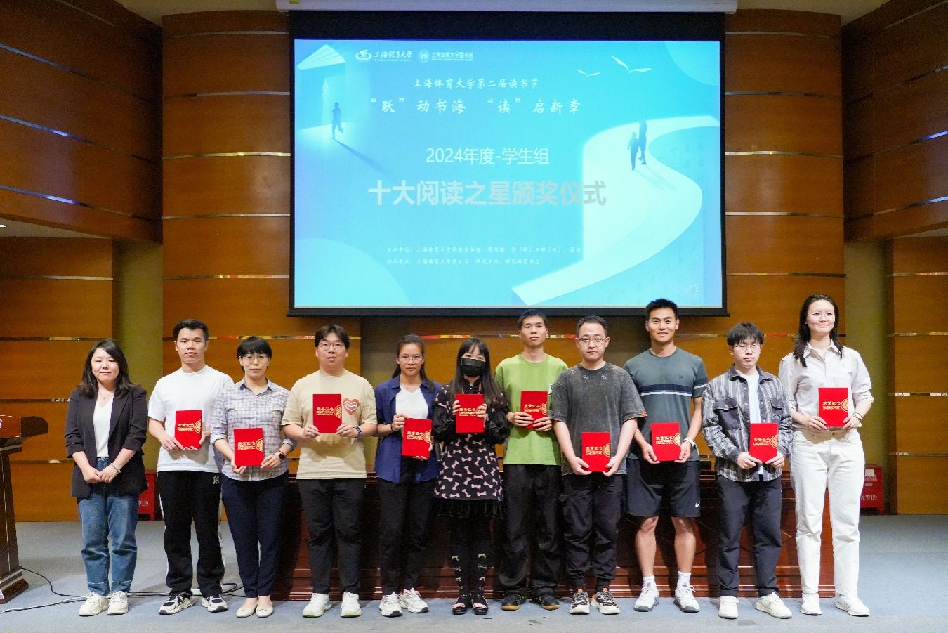 一群人站在一起描述已自动生成