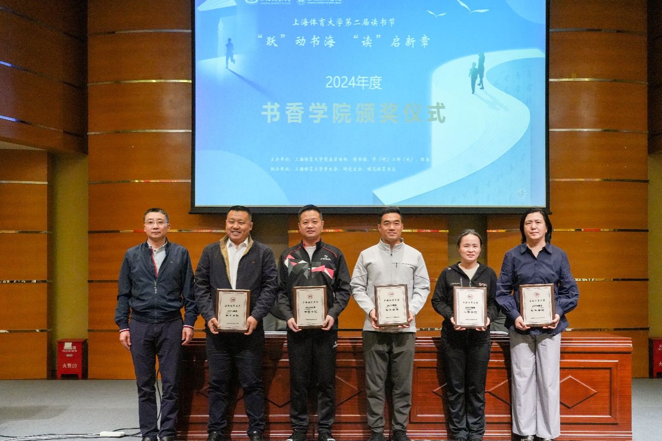 一群人站在一起描述已自动生成