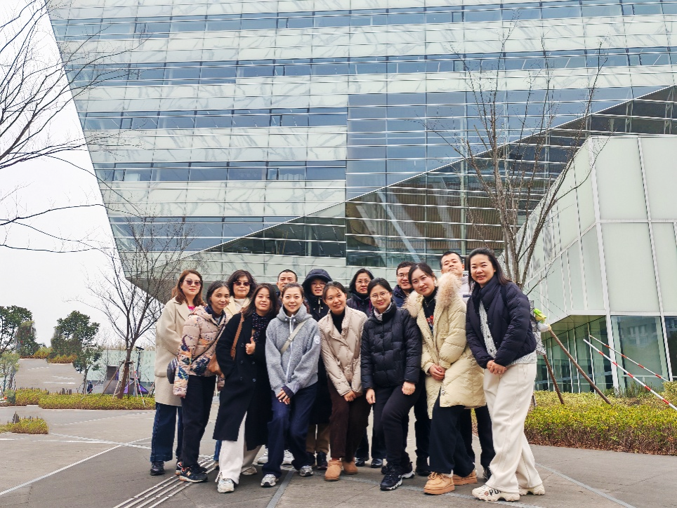 许多人站在一起描述已自动生成